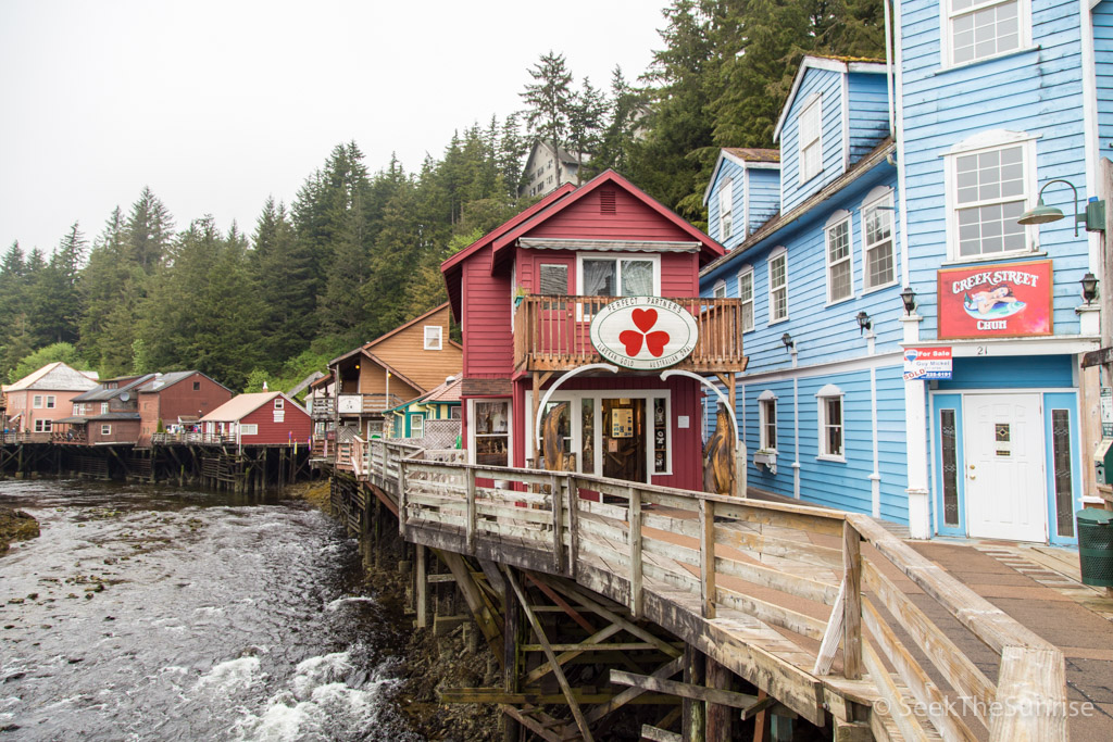 Modelning külotlarida Ular yiglayotgan chochqani sorishadi